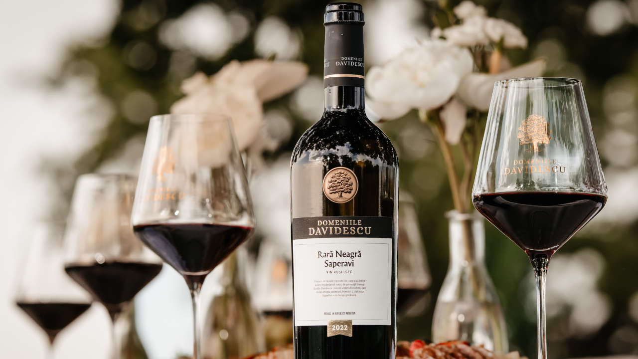 Pahare si sticla Rara Neagra Saperavi