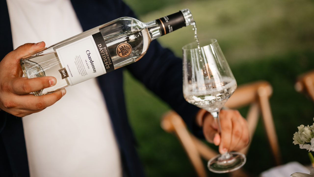 Chardonnay turnat în pahar in baric